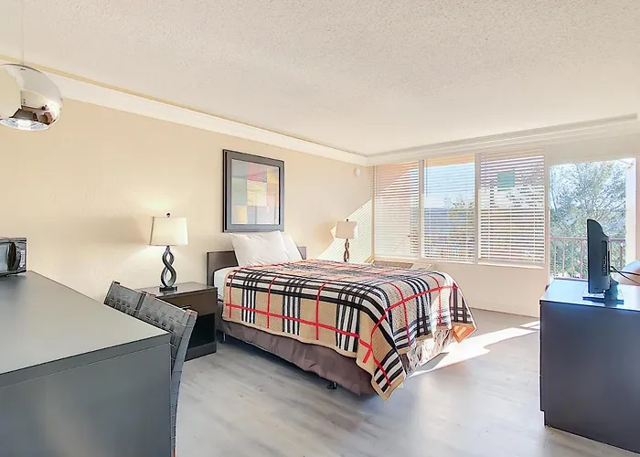 Apm Inn & Suites